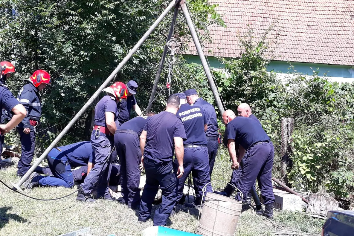 FOTO: Prins sub malul de pământ în timp ce lucra la fântână