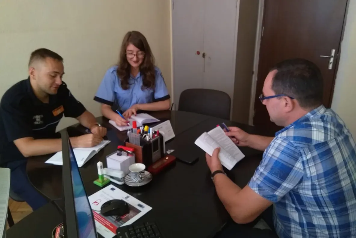 VIDEO| Percheziții de amploare -mai mulți suspecți de furturi din locuințe, ridicați de „mascați”. Au acționat și în Hunedoara