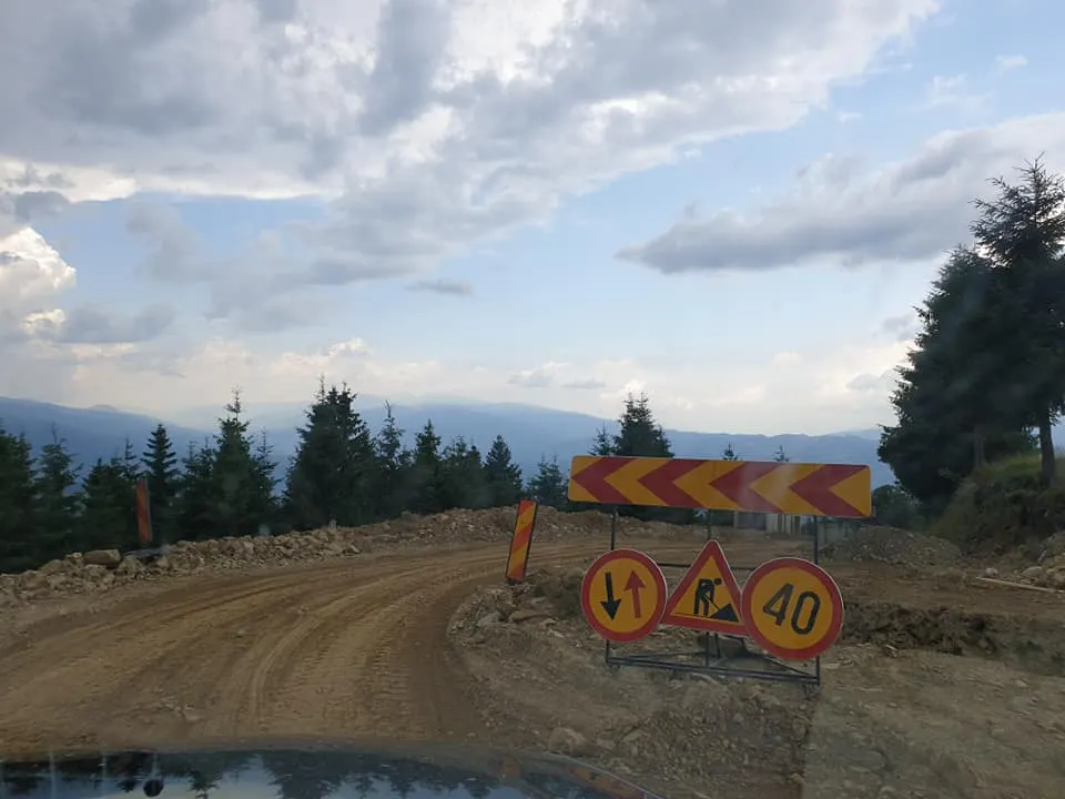 Strat de asfalt pe drumul spre Parâng