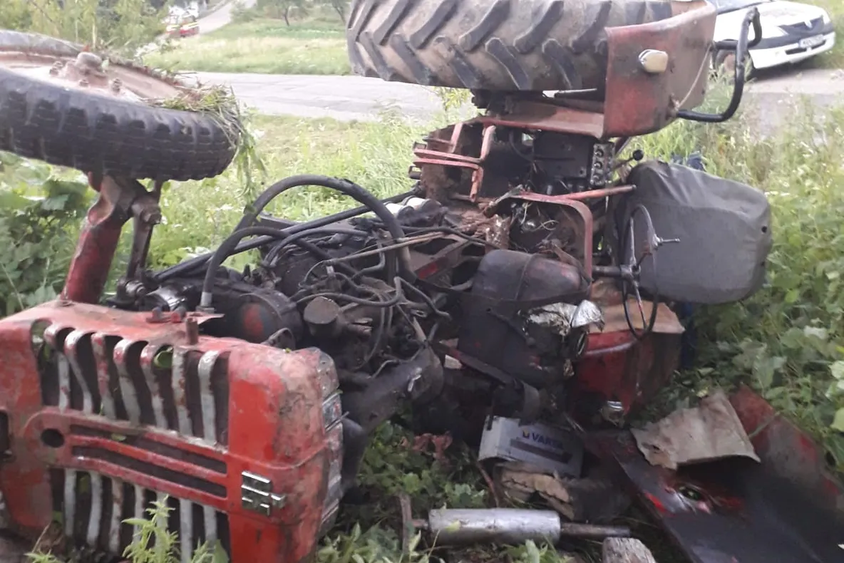 FOTO: Doi vârstnici au fost prinși sub un tractor