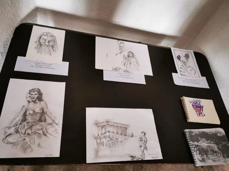 Lucrări artistice, realizate de deținuți, expuse în Cetatea Devei