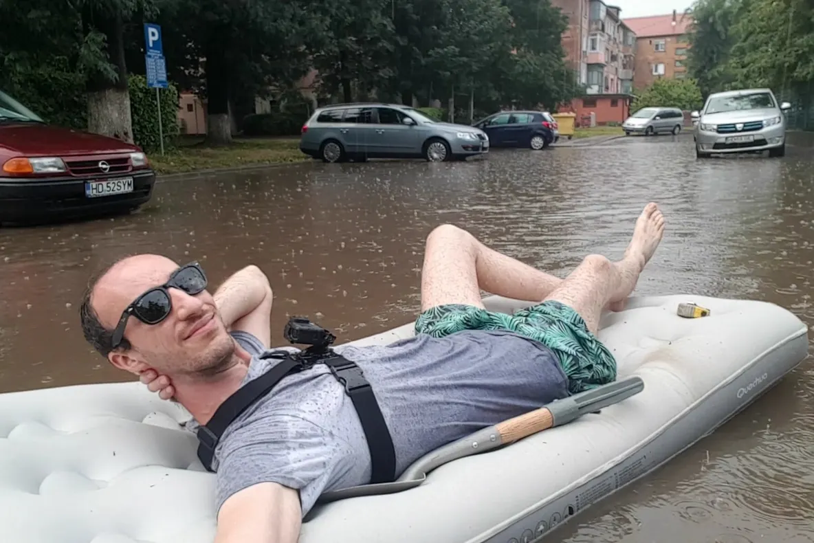 VIDEO| Cu salteaua pe post de barcă pe „lacul urban” din Hunedoara. Gestul care a devenit viral al unui tânăr din municipiu