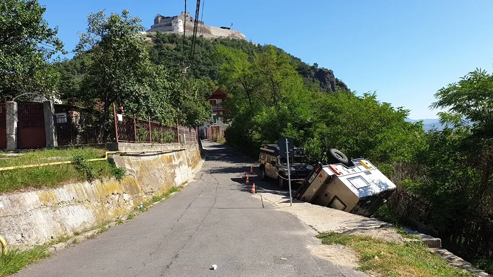 FOTO -VIDEO| Rulota unei familii, cu copii mici, din Polonia s-a răsturnat la poalele Cetății Devei