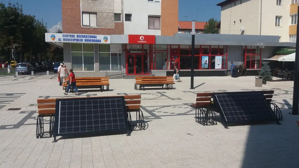 FOTO| Pietonala din Hunedoara are bănci cu... încărcare solară