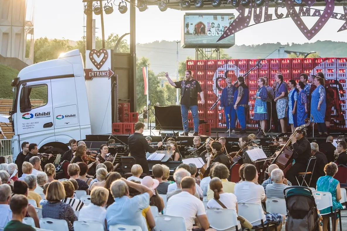 “Opera pe roți” ajunge la Deva. Spectacol într-un camion transformat în scenă