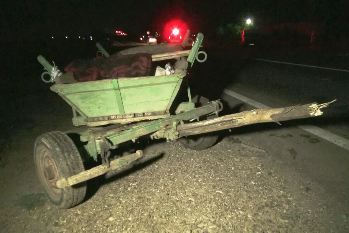 Accident cu patru răniți, aseară, într-un sens giratoriu din Deva. Un autoturism și o căruță, implicate în coliziune