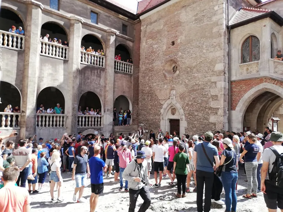 Castelul Corvinilor de la Hunedoara, plin de turiști. Peste 18.000 de vizitatori, în doar trei zile