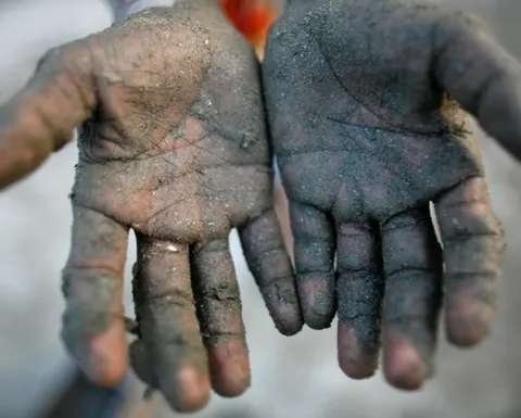 Minor "uitat" de părinți la o stână. Acesta a fost lăsat să muncească