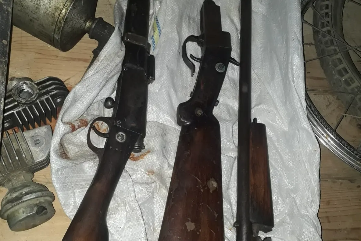 FOTO| Arme și muniție, deținute ilegal, ridicate de polițiști din casa unui devean