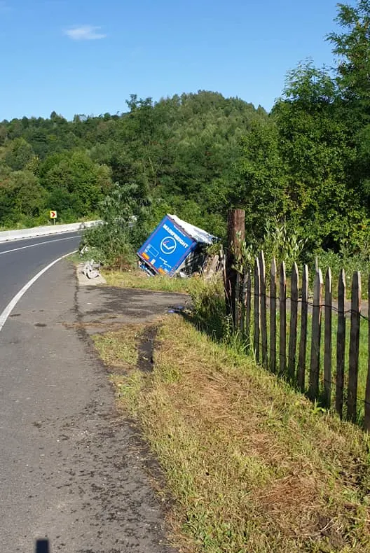 FOTO: Autotren răsturnat în localitatea Crivadia