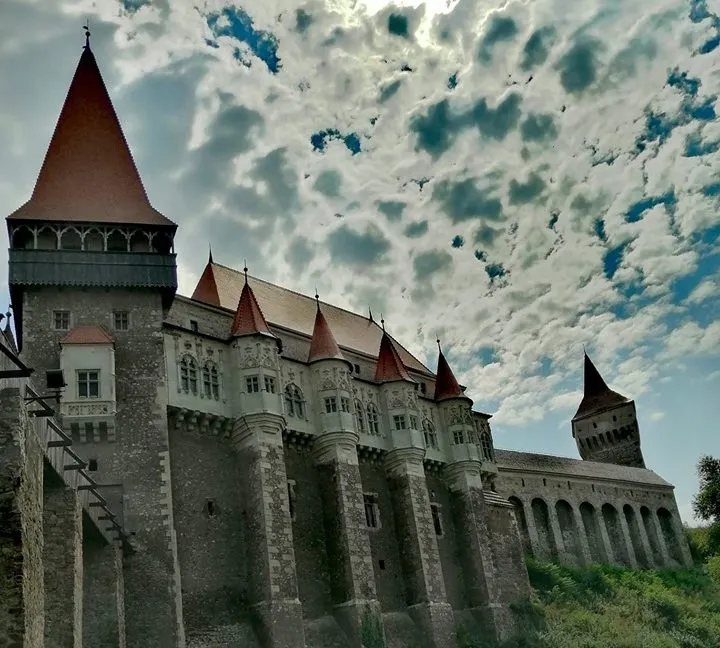 Castelul Corvinilor, vizitat după un alt program. Spectaculosul edificiu medieval își închide porțile mai devreme