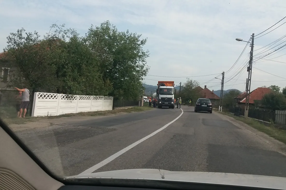 Drumul dintre Brad și Mesteacăn, „cârpit” în așteptarea mai marilor țării la Țebea. „Își amintesc de Crăișor doar la această sărbătoare”