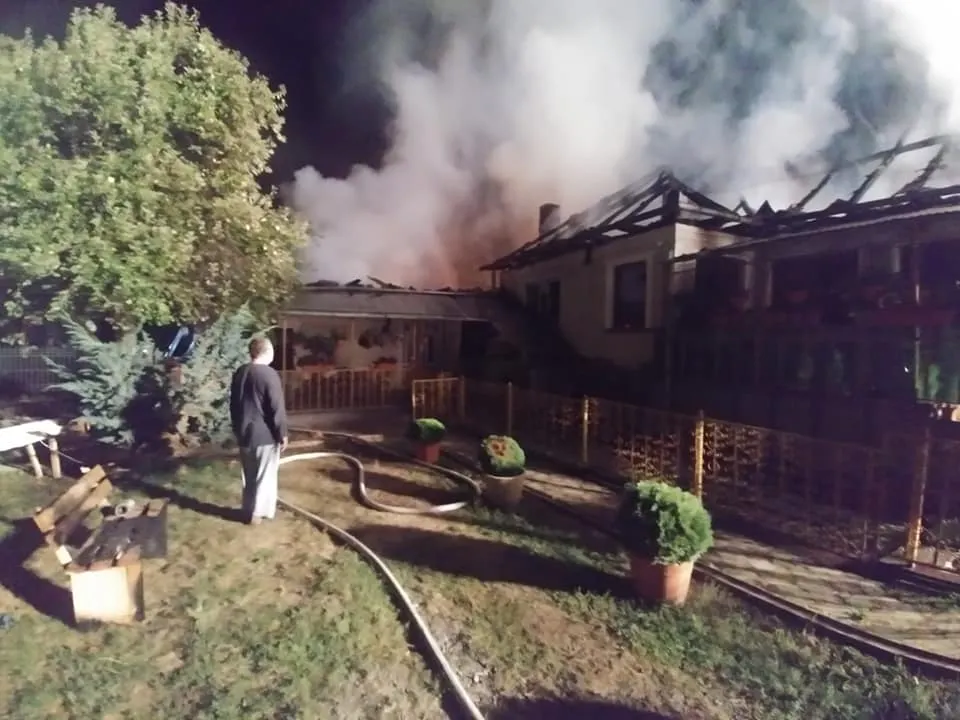 FOTO| Acoperișul unei case din Baldovin, cuprins de flăcări. Pompierii s-au luptat două ore cu focul