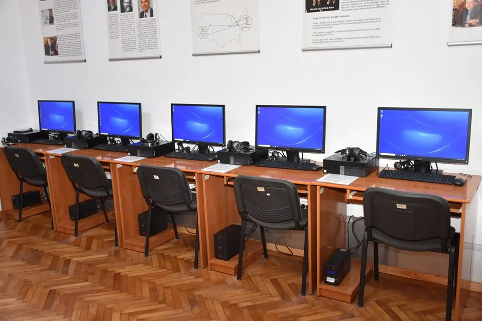 Calculatoare noi pentru centrul „BiblioNet” al bibliotecii judeţene din Deva