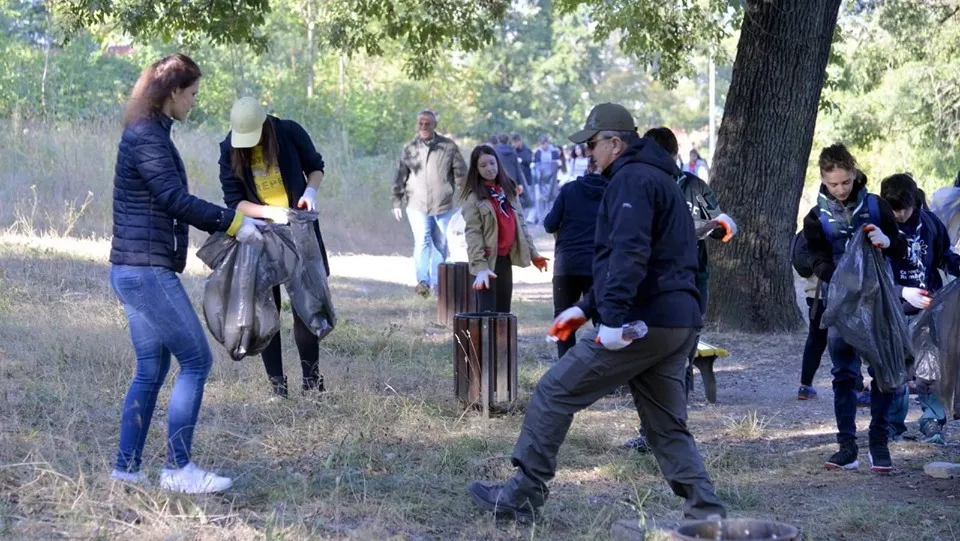 „Ziua de Curăţenie Naţională”. Voluntarii s-au mobilizat pentru a aduna gunoaiele din mai multe zone ale judeţului