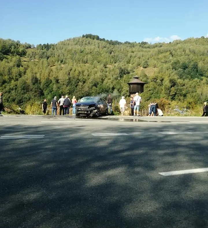 FOTO: A sărit cu mașina de pe pod