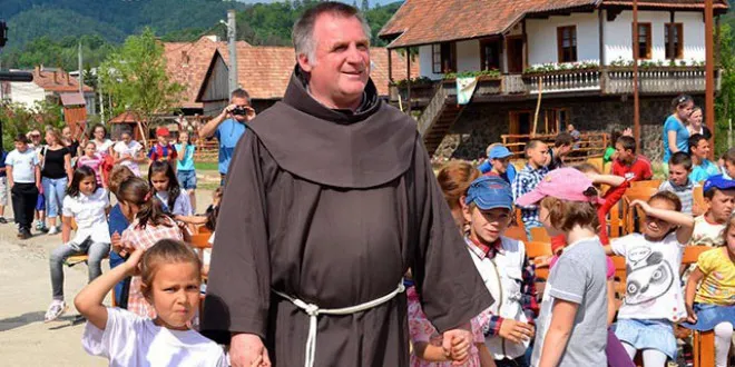 Părintele copiilor sărmani Böjte Csaba, printre hunedorenii distinşi cu premiile ”Barcsay Ákos”