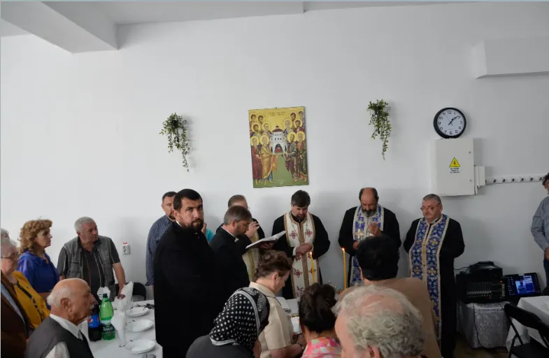 40 de sărmani primesc masă caldă