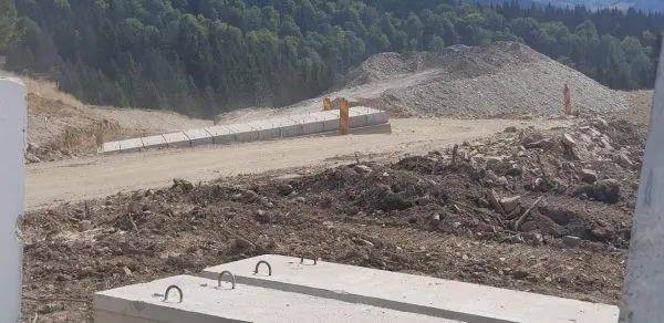 FOTO: Lucrările la drumul spre Parâng continuă