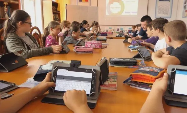 Elevii dintr-o comună hunedoreană, dotați cu tablete