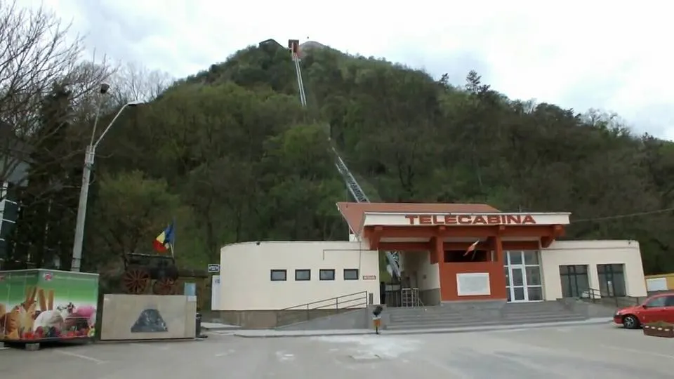 Un angajat al telecabinei din Deva, mușcat de viperă. Bărbatul a mers la spital cu șarpele în borcan