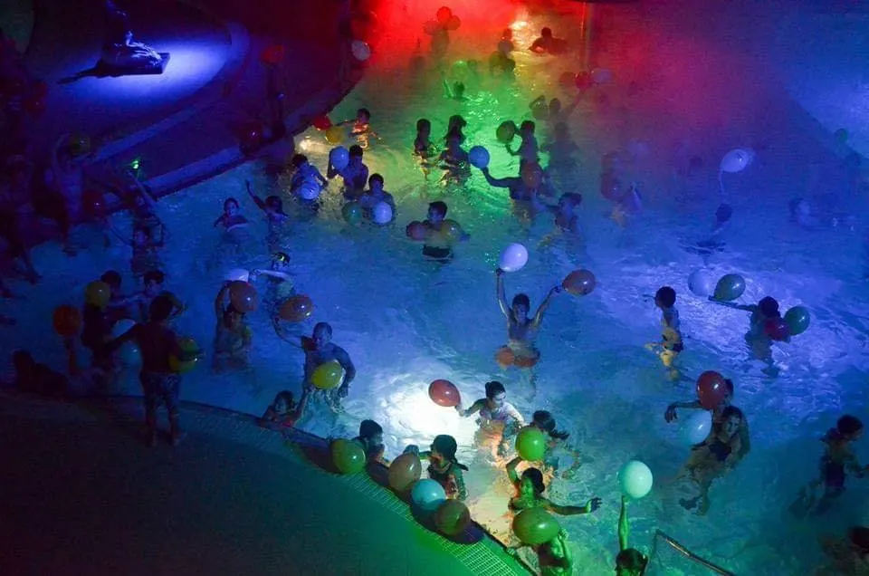 Petrecere cu spumă roșie, de Halloween, la complexul acvatic din Deva