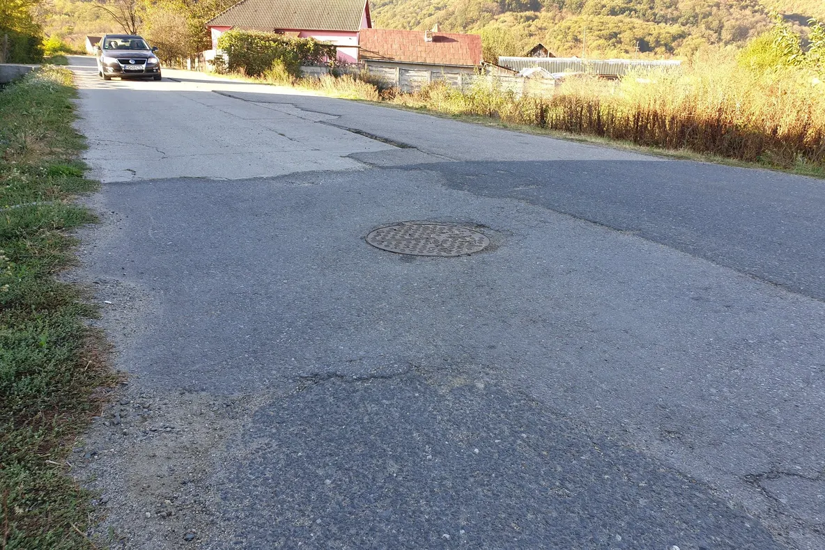 Autoritățile promit repararea DJ 708D Vețel -Muncelu Mic -Feregi