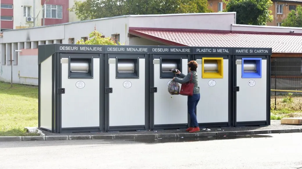 FOTO| Încă nouă platforme supraterane pentru deșeuri, montate la Hunedoara