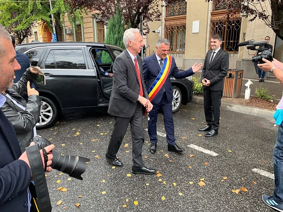 Ambasadorul SUA în România a venit la Deva. Inaugurează „American Shelf” la biblioteca județeană