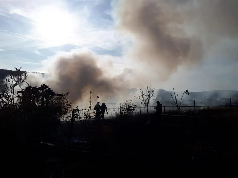 FOTO| Cabană din Almașu Sec, mistuită flăcări