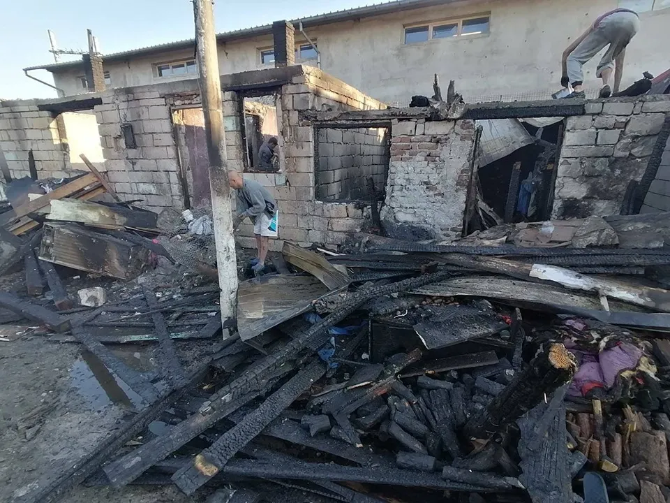 FOTO| Apel umanitar pentru familiile rămase pe drumuri în urma incendiului de la Geoagiu. Imagini cu dezastrul lăsat de flăcări