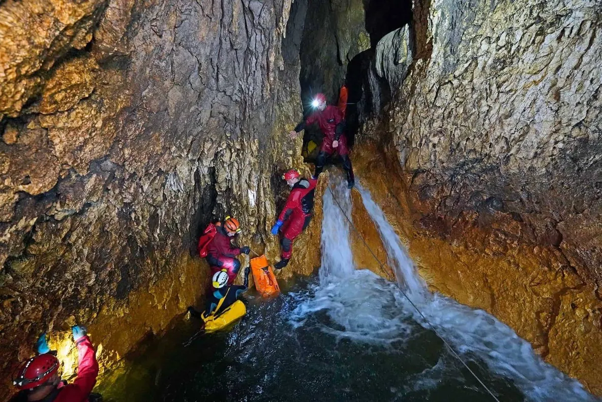 FOTO| Exercițiu spectaculos de salvare în Peștera Șura Mare