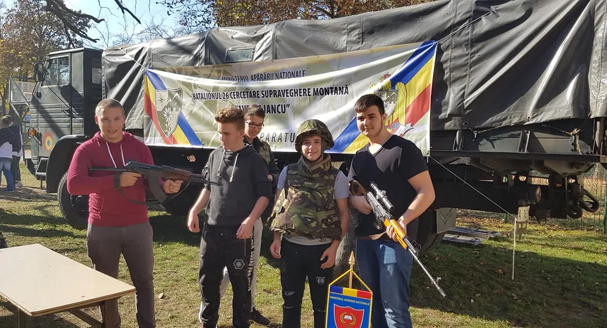 Soldați pentru câteva ore. „Ziua Armatei României în Școli”, la Brad
