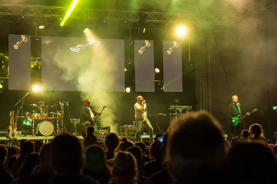 VIDEO| „Voltaj" a făcut show la Deva, în faţa mulţimii de oameni care s-a adunat în parcarea celui mai mare centru comercial din oraş