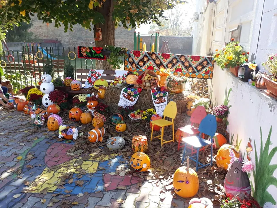 „Dovleacul Năzdrăvan”, o alternativă a Halloween-ului. Copiii de la o grădiniță din Deva au realizat cei mai simpatici bostani