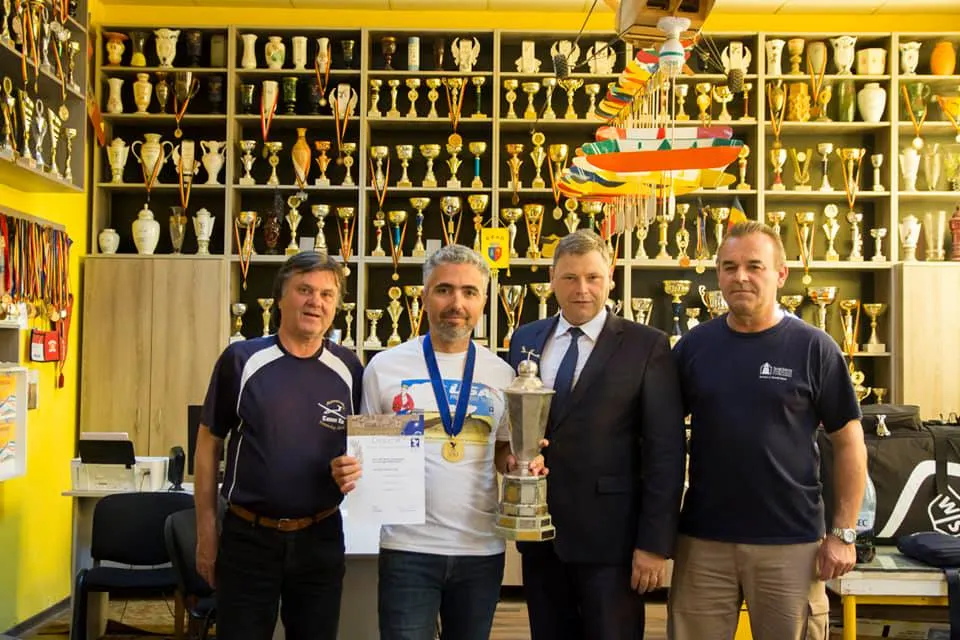 FOTO| Campion mondial la aeromodelism, Constantin Brînzoi a adus trofeul câștigat în SUA la Brad
