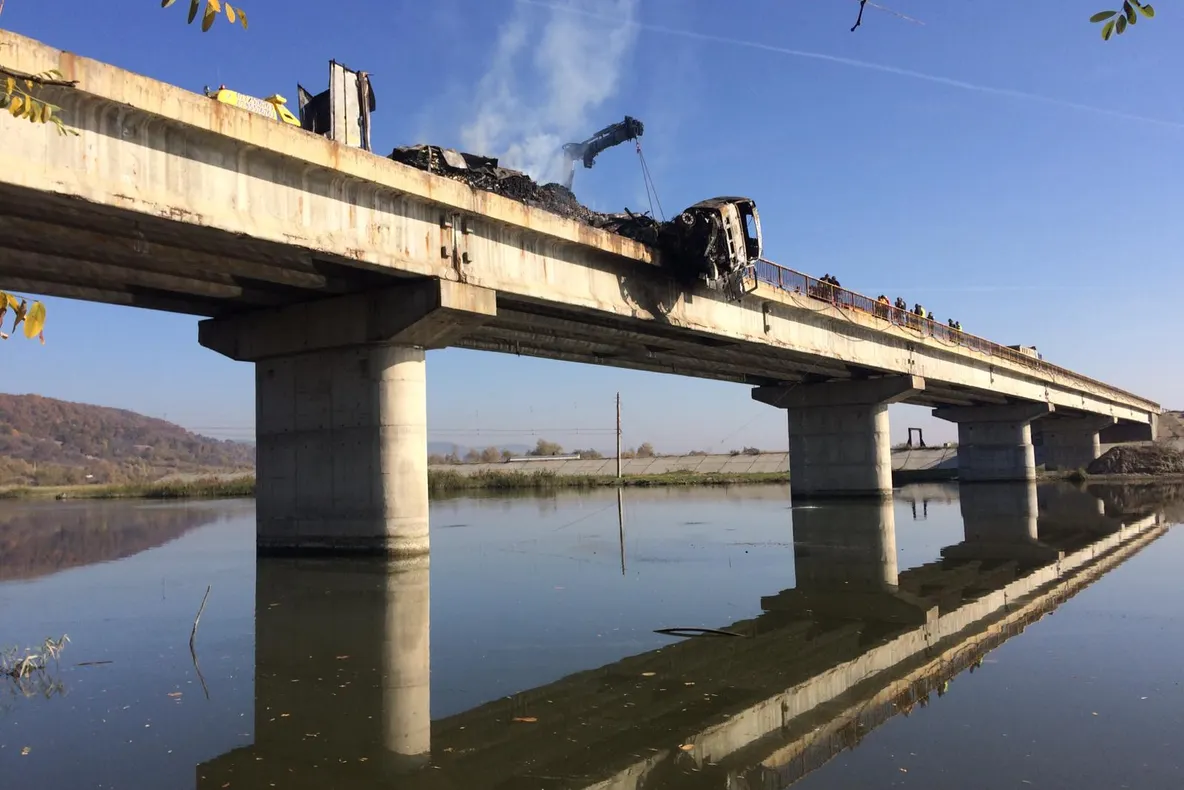 Pompieri scafandri hunedoreni, implicați în misiunea de căutare a bărbatului căzut în râul Olt