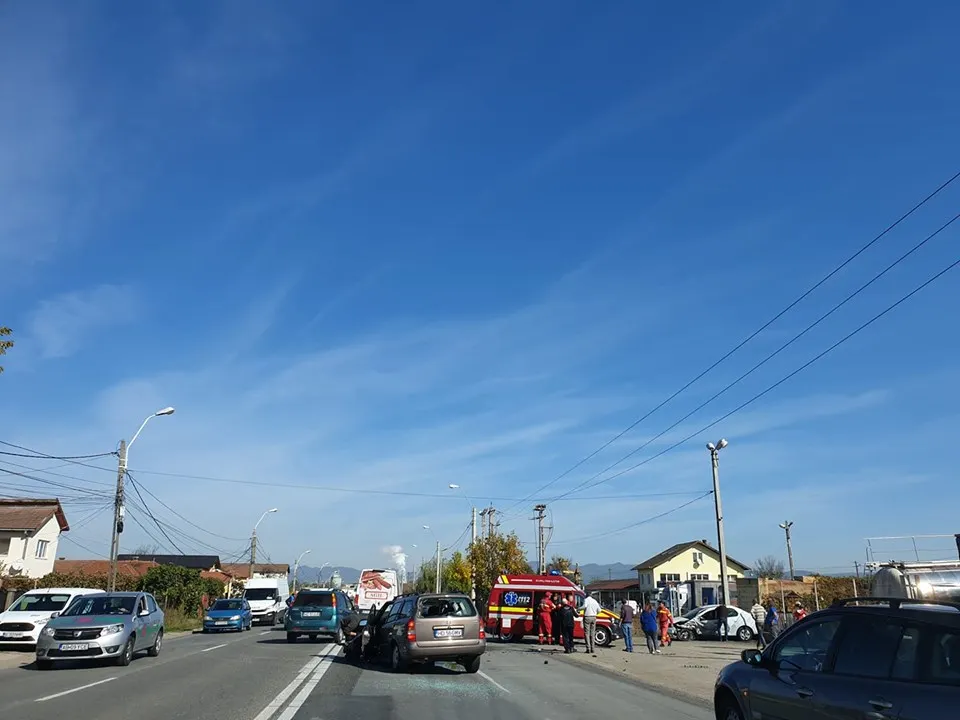 Accident rutier cu cinci victime. O persoană a rămas captivă între fiarele contorsionate