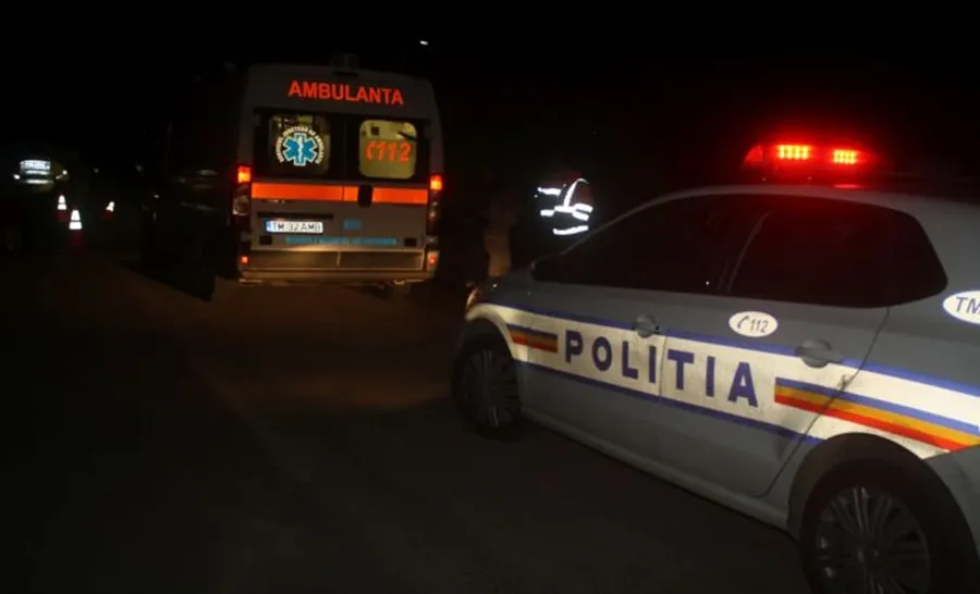 Curat ghinion! Ambulanța ce îl transporta pe tânărul rănit la Dărănești, implicată într-un accident în Timiș