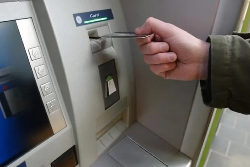Bancomat vandalizat în toiul nopții