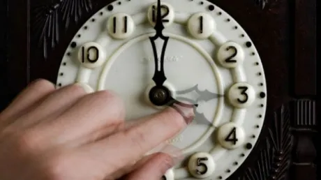 La noapte, se schimbă ora. Ora 04:00 devine ora 03:00