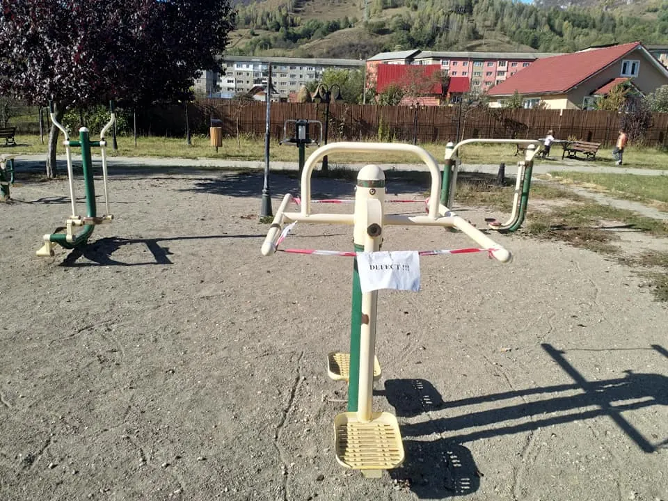 FOTO: Loc de joacă pentru copii arată ca după război