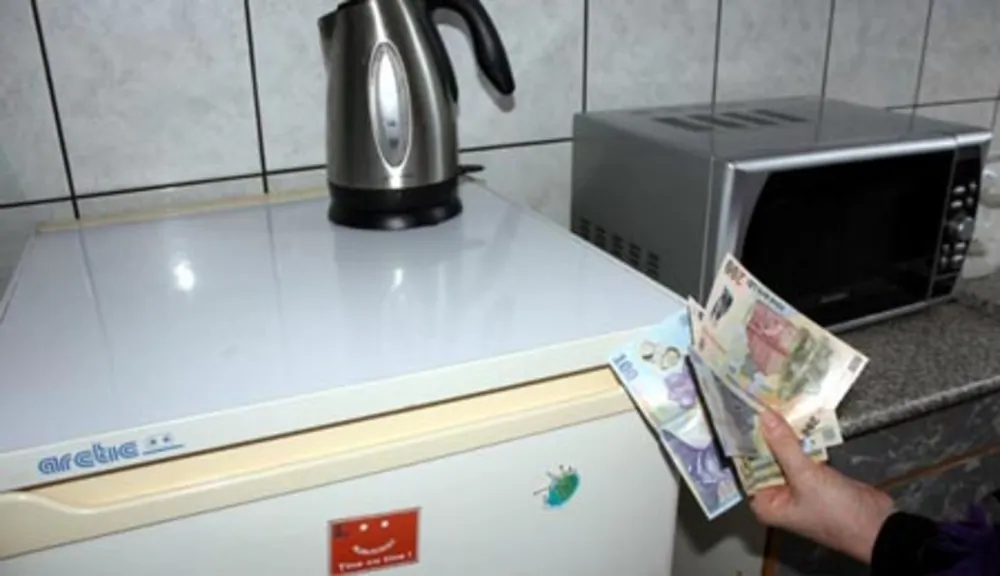 Locuitorii unui cartier din Brad s-au trezit cu aparatele din case făcute scrum, din cauza unei supratensiuni la rețeaua electrică