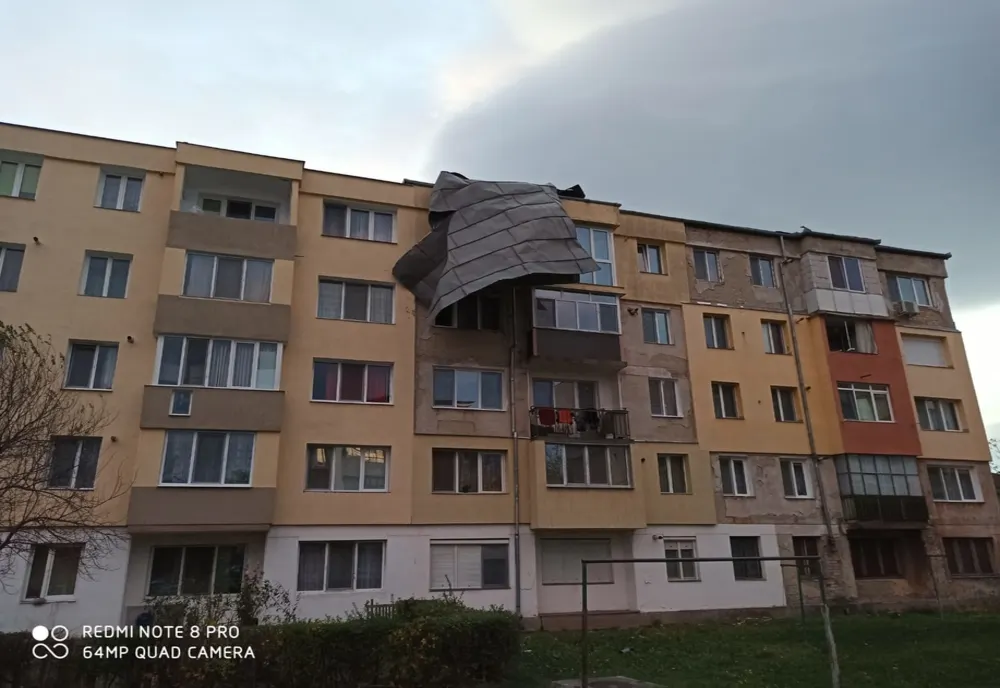 FOTO-VIDEO| Furtuna a făcut ravagii la Hunedoara. Acoperișuri luate de vânt, mașini avariate și un drum blocat
