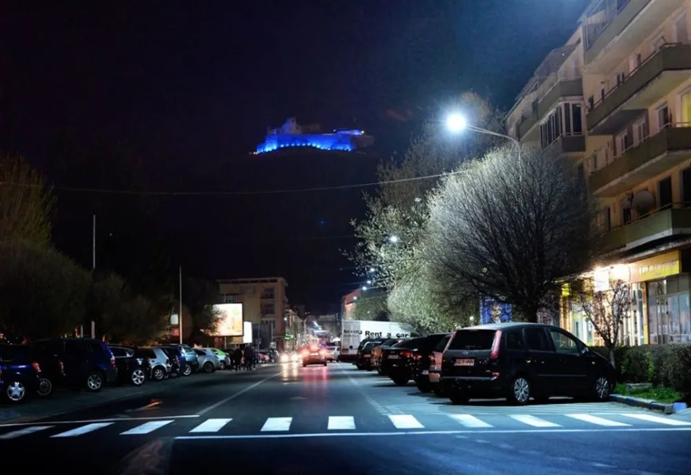Cetatea Devei și o clădire emblematică- iluminate în albastru, pentru o seară