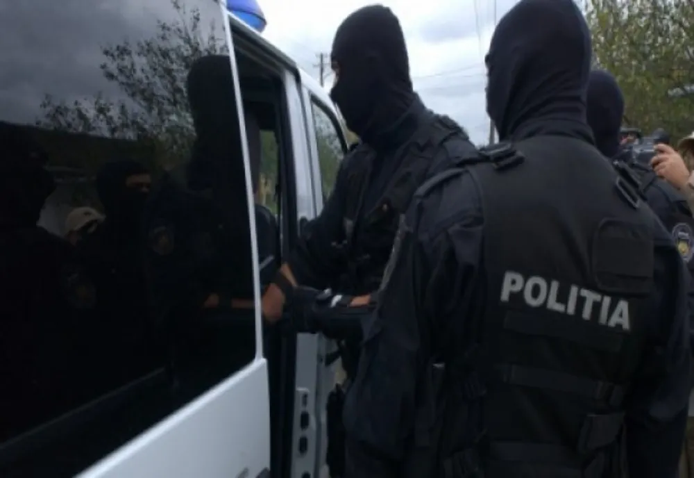 O grupare infracțională care „a lovit” și în Hunedoara, destructurată de polițiști