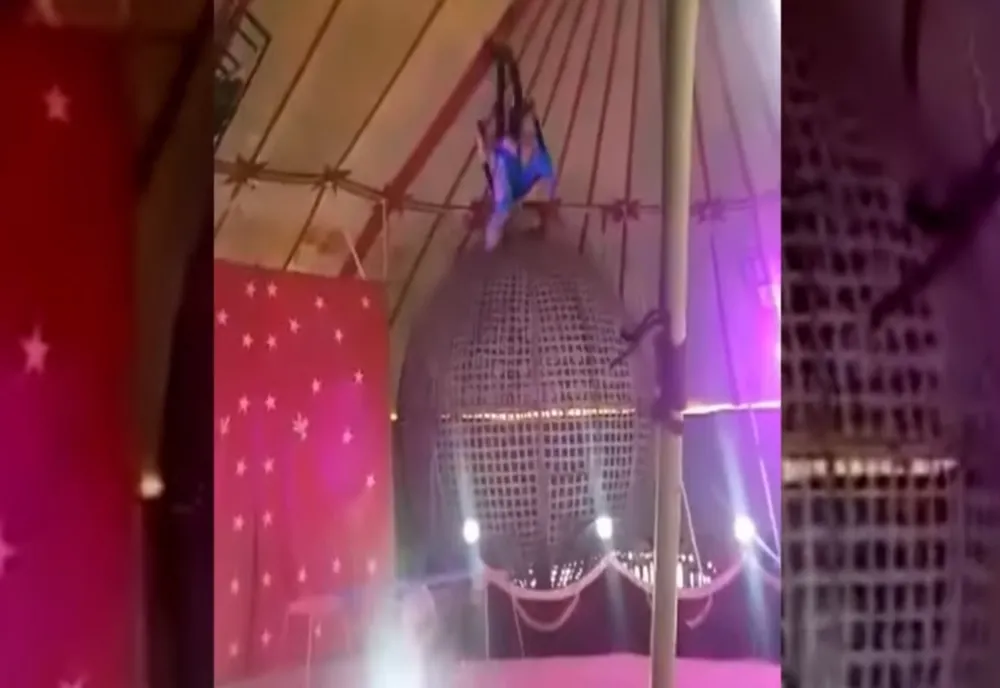 VIDEO| Anchetă deschisă în cazul tinerei acrobate care s-a prăbuşit în gol sub cupola circului, la Hunedoara