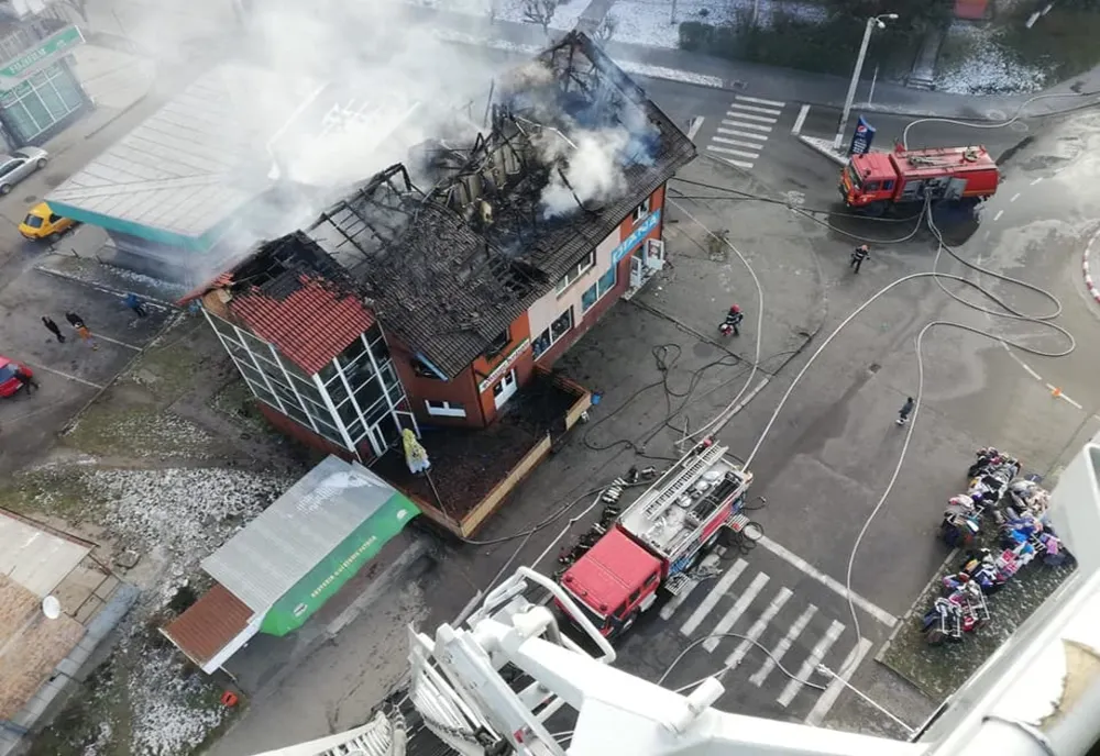 Incendiu de proporţi în prima zi a anului 2020 în Petroşani