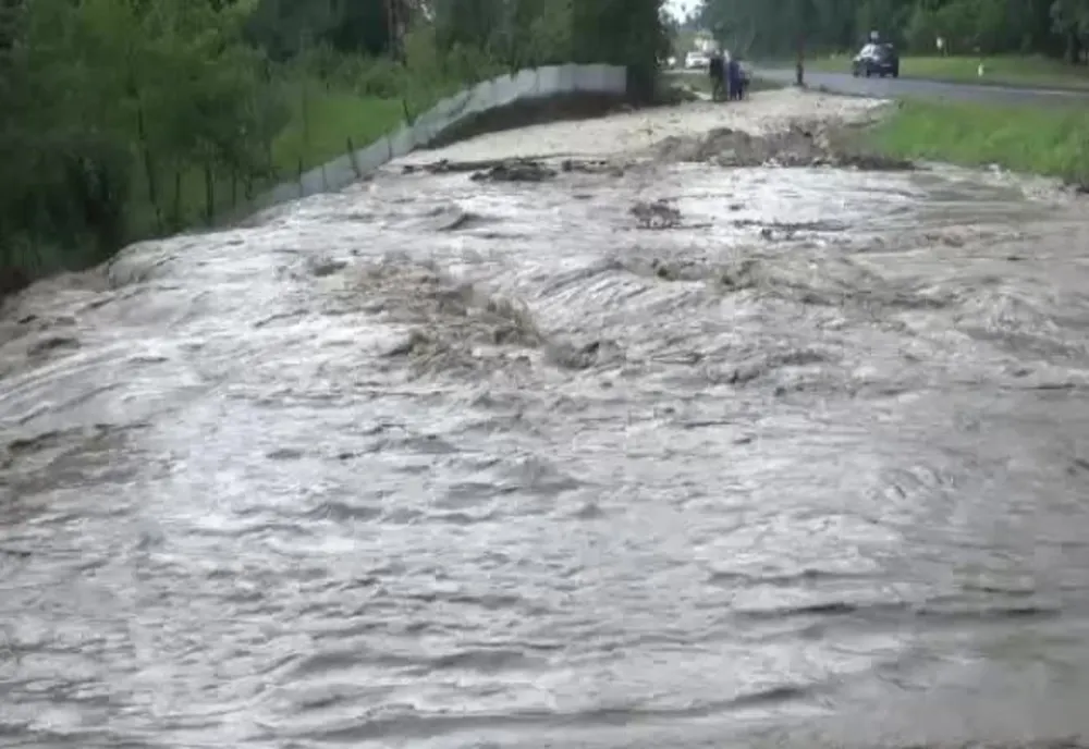 COD ROȘU de inundații. Jiul și-ar putea ieși din matcă