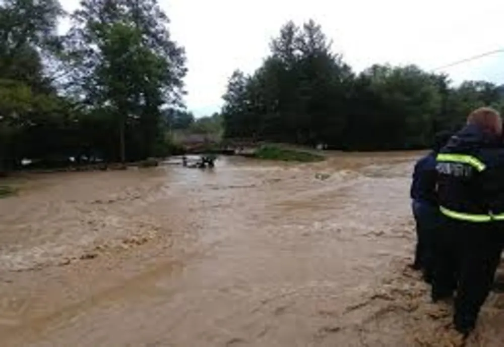 Cod roșu de viituri și posibile depășiri ale cotelor de pericol pe râurile din județele Neamț și Hunedoara